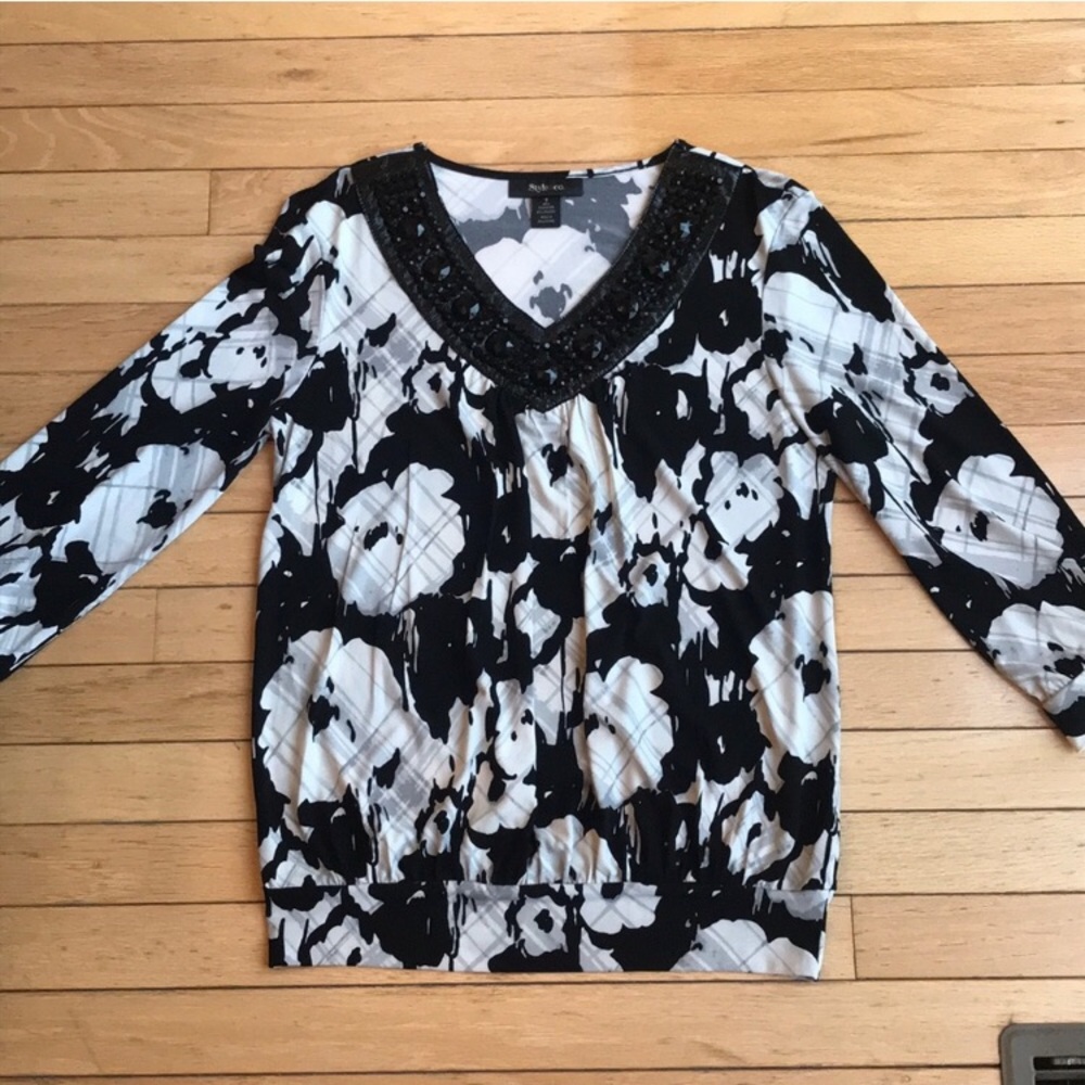2/$16 💋 Polyester v neck blouse